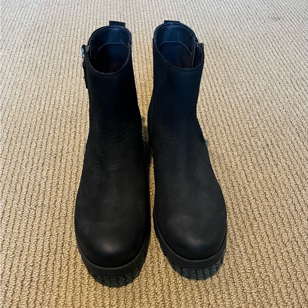 Stylish Sorel boots in black. Lightly worn, in great condition.